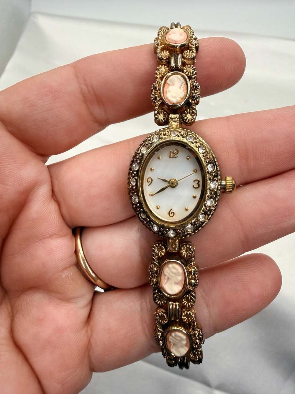 Vintage Cameo Watch Size 6.5 Gold Tone needs battery